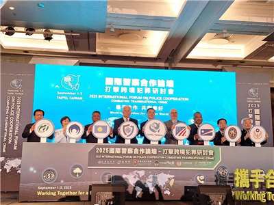 「2025國際警察合作論壇―打擊跨境犯罪研討會」啟動儀式。（由左至右）農業部政務次長黃昭欽、內政部長劉世芳、帛琉國務部長艾古斯（Gustav Aitaro）、國際警察首長協會（IACP）會長Ken Walker、行政院長卓榮泰、美國在台協會處長谷立言（Raymond Greene）、馬紹爾群島司法、移民暨勞工部長查克拉（Wisely Zackhras）、外交部常務次長葛葆萱、內政部警政署長張榮興。(圖 : 外交部)