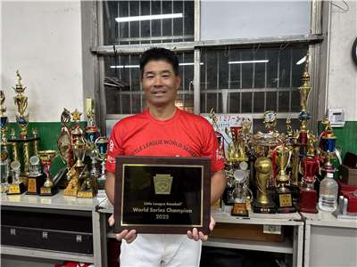 東園少棒總教練賴敏男分享威廉波特世界冠軍獎牌。(楊雨青攝)
