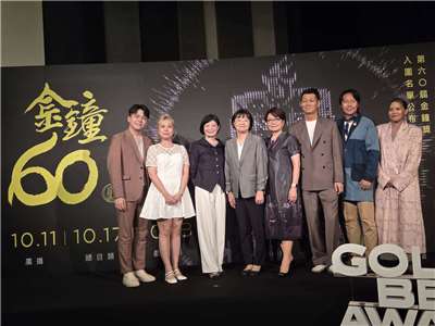黃柏諺(左起)、黃薰葳、中央廣播電臺董事長賴秀如、文化部常務次長徐宜君、好好聽文創傳媒內容長田麗雲、聶雲、張啟樂、欖仁媽媽胡致莉，4日出席記者會，揭曉第60屆廣播金鐘獎入圍名單。(江昭倫 攝)