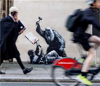 英國知名街頭藝術家班克西(Banksy)的最新塗鴉作品8日出現在倫敦皇家司法院(Royal Courts of Justice)外牆，抨擊英國對挺巴勒斯坦抗議者的大鎮壓。  (圖：IG@banksy)