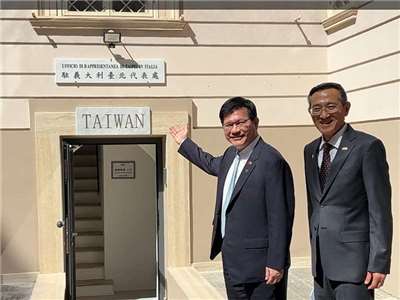 外交部長林佳龍(左)訪問義大利，出席我駐義代表處館舍整修竣工典禮，右為駐義代表蔡允中 (圖擷取自外交部提供的影片)