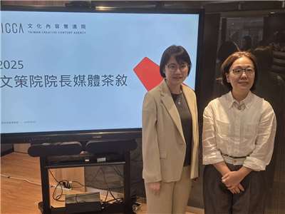 文策院董事長王時思(右)25日偕同新任文策院長王敏惠(左)舉行媒體茶敘。王時思在會中表示，文策院強化投資規範，以嚴格手段確立產業財務紀律。(江昭倫  攝)
