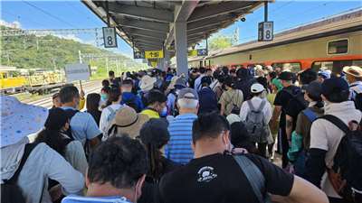花蓮馬太鞍溪堰塞湖溢流重創光復鄉，適逢三天連假，連日大批「鏟子超人」湧入協助災民復原。(歐陽夢萍 攝)