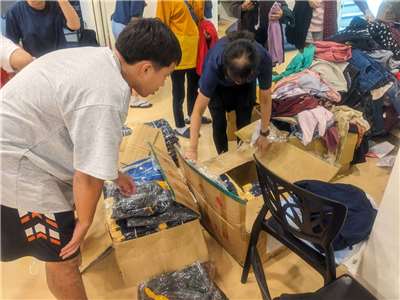 北榮玉里分院「康復之家」住民整理衣物，親手送愛至災區。(玉里榮院提供)