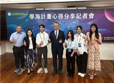 教育部次長劉國偉(右四)出席學海計畫分享記者會，感謝參加活動的同學還有老師今天跟大家分享心得。(楊雨青 攝)
