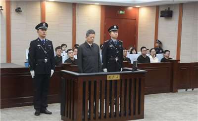 前中共中央宣傳部副部長張建春(中)受賄2.3億，判14年。(翻攝微博)