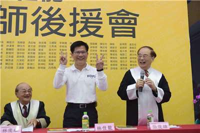 外交部長林佳龍貼出在2014年競選台中市長時，前行政院院長張俊雄曾前來給予支持。(圖:林佳龍臉書)