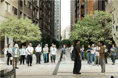 2025兩廳院藝術出走《夜路不怕黑》，聚焦失智議題。(Gelée Lai 攝／兩廳院提供）
