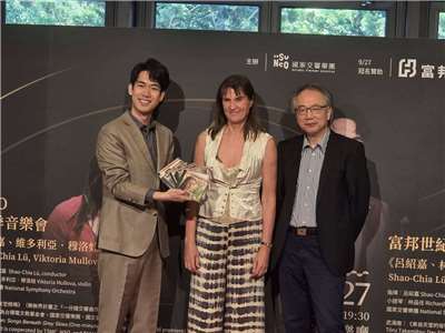 指揮呂紹嘉(右)領軍，攜手知名小提琴家穆洛娃(中)、林品任(左)，揭開NSO 25/26樂季序幕。(江昭倫 攝)