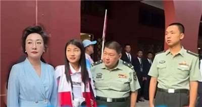 毛澤東之孫毛新宇一家觀看九三閱兵。(微博)