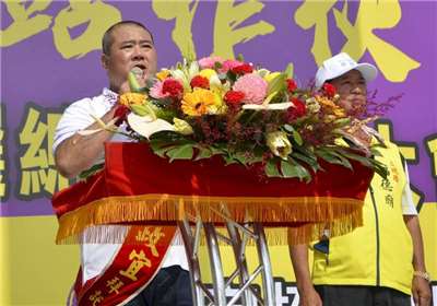 嘉義縣議員「雨刷」蔡政宜(左)。資料照。