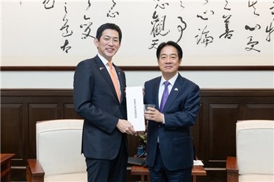 日本前經濟安全保障大臣小林鷹之(左)曾在今年6月訪台並晉見總統賴清德。(總統府提供)