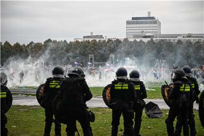 荷蘭反移民抗議群眾與警方爆衝突。