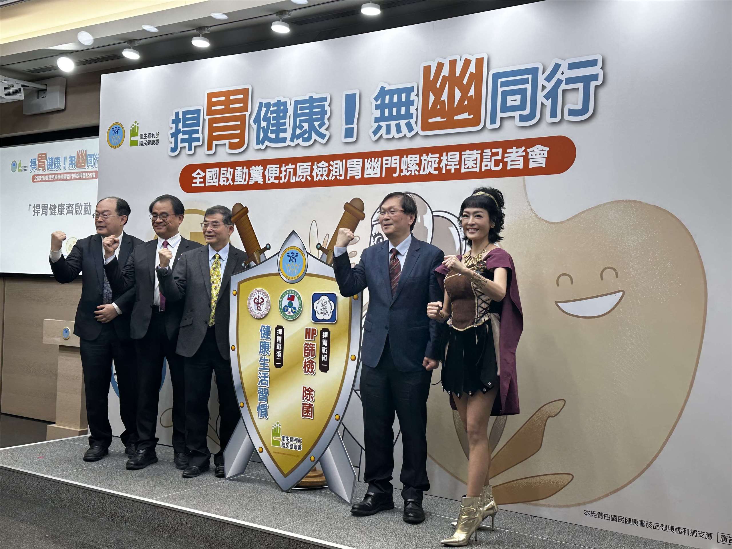 衛福部次長莊人祥(右二)呼籲民眾踴躍進行胃癌篩檢。(楊雨青 攝)