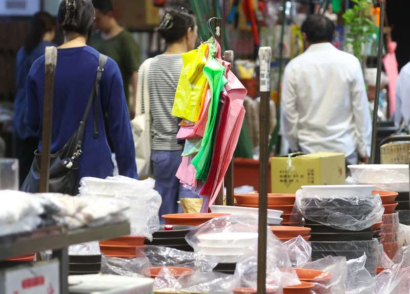 圖為攤商架上的塑膠袋。