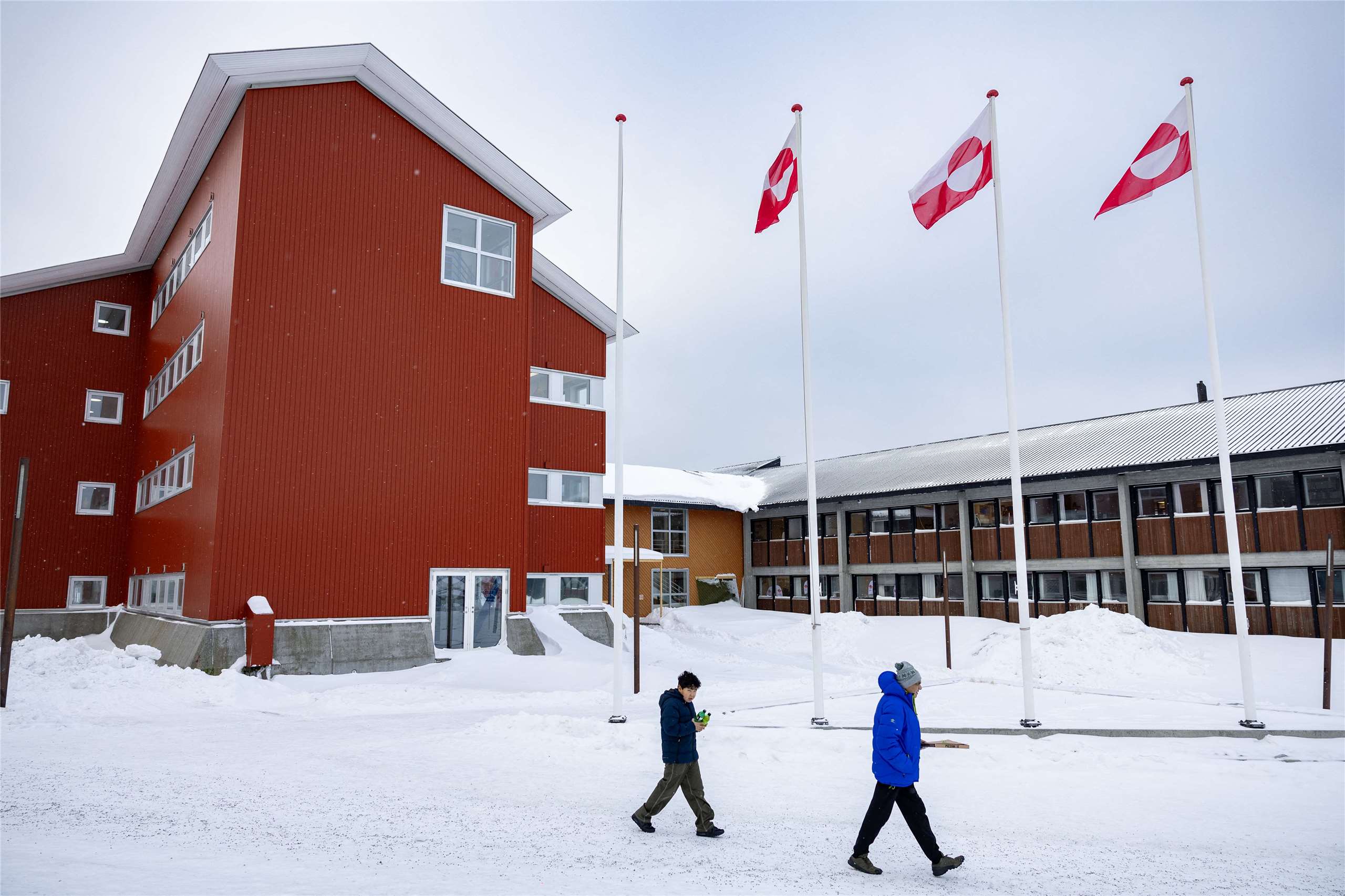 格陵蘭(Greenland)政府所在努克市政府大樓前飄揚著格陵蘭旗幟。資料照片。