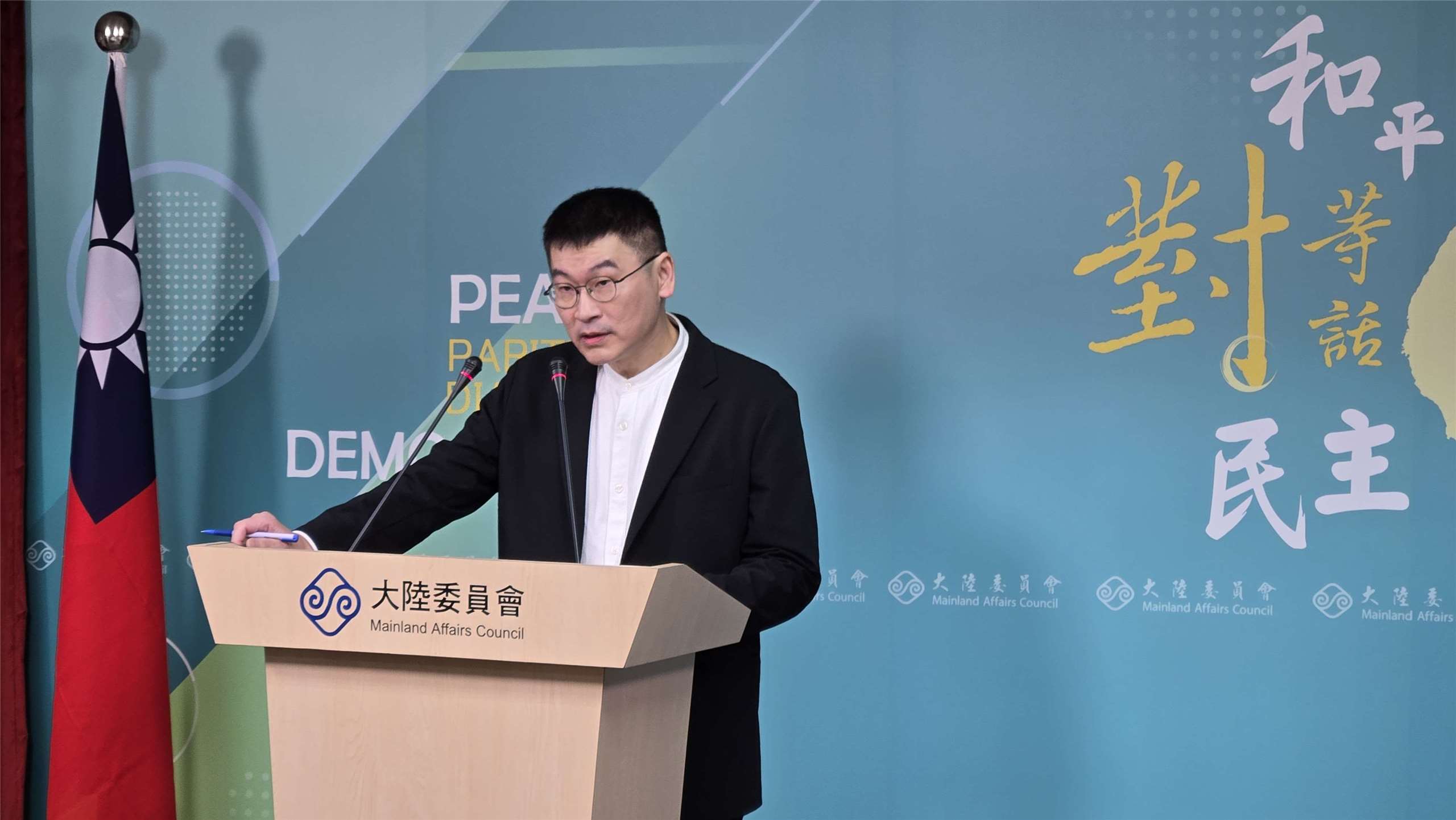 陸委會副主委梁文傑主持陸委會例行記者會。(陳國維 攝)