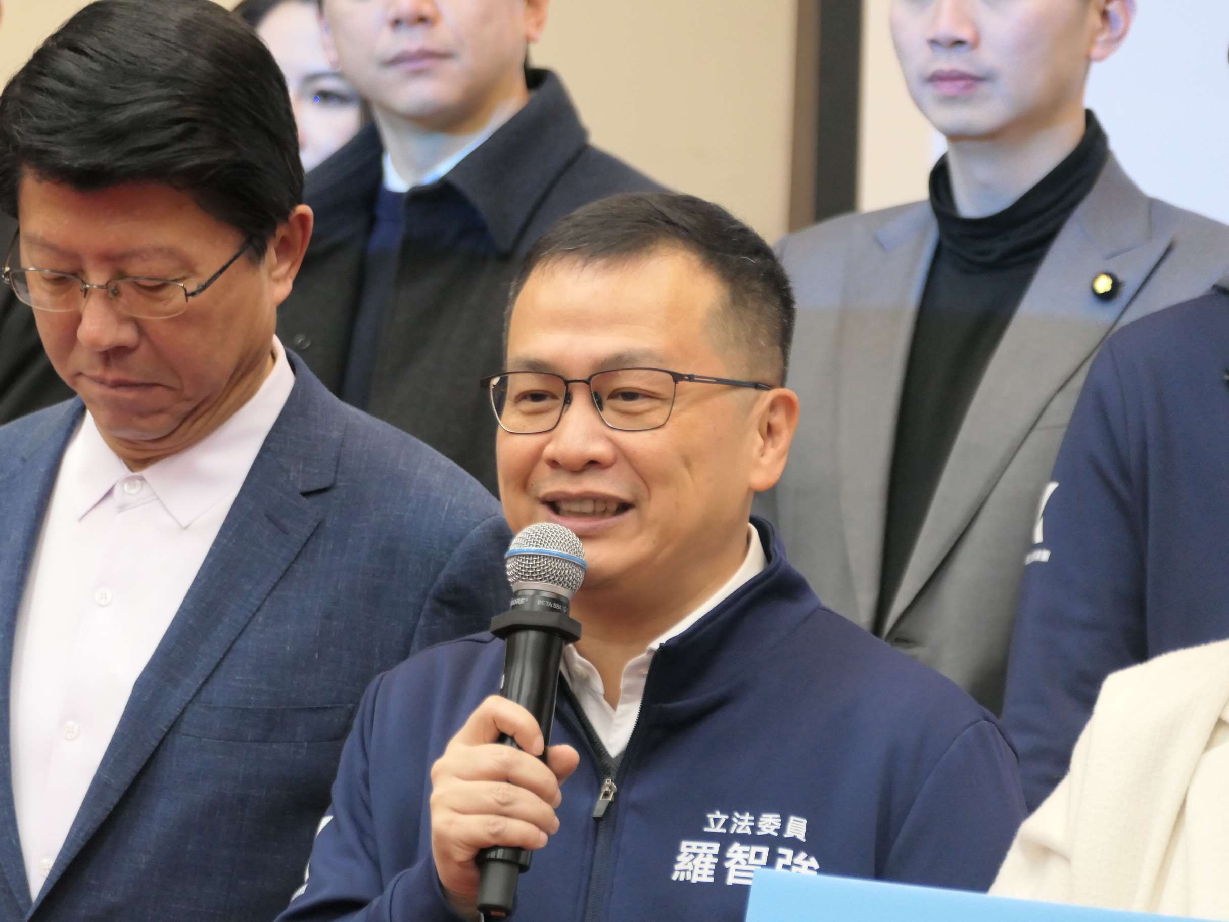 國民黨團書記長羅智強今天(9日)於黨團大會後受訪表示，針對今年度總預算審議，希望賴清德總統能先合法編列預算，畢竟解鈴人還需繫鈴人。(趙婉淳 攝)