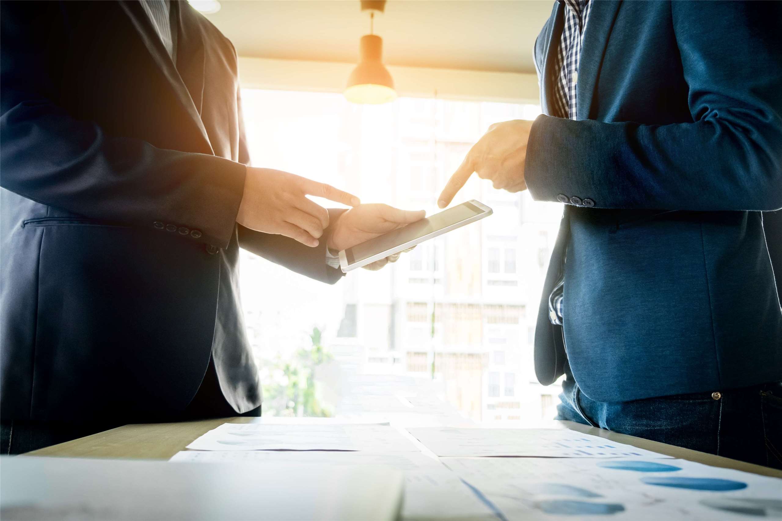 國發會22日指出，不應以靜態方式直接扣除對美投資金額來評估，而須以長期動態觀點分析對國內資本累積、總要素生產力的效益。(示意圖/freepik)