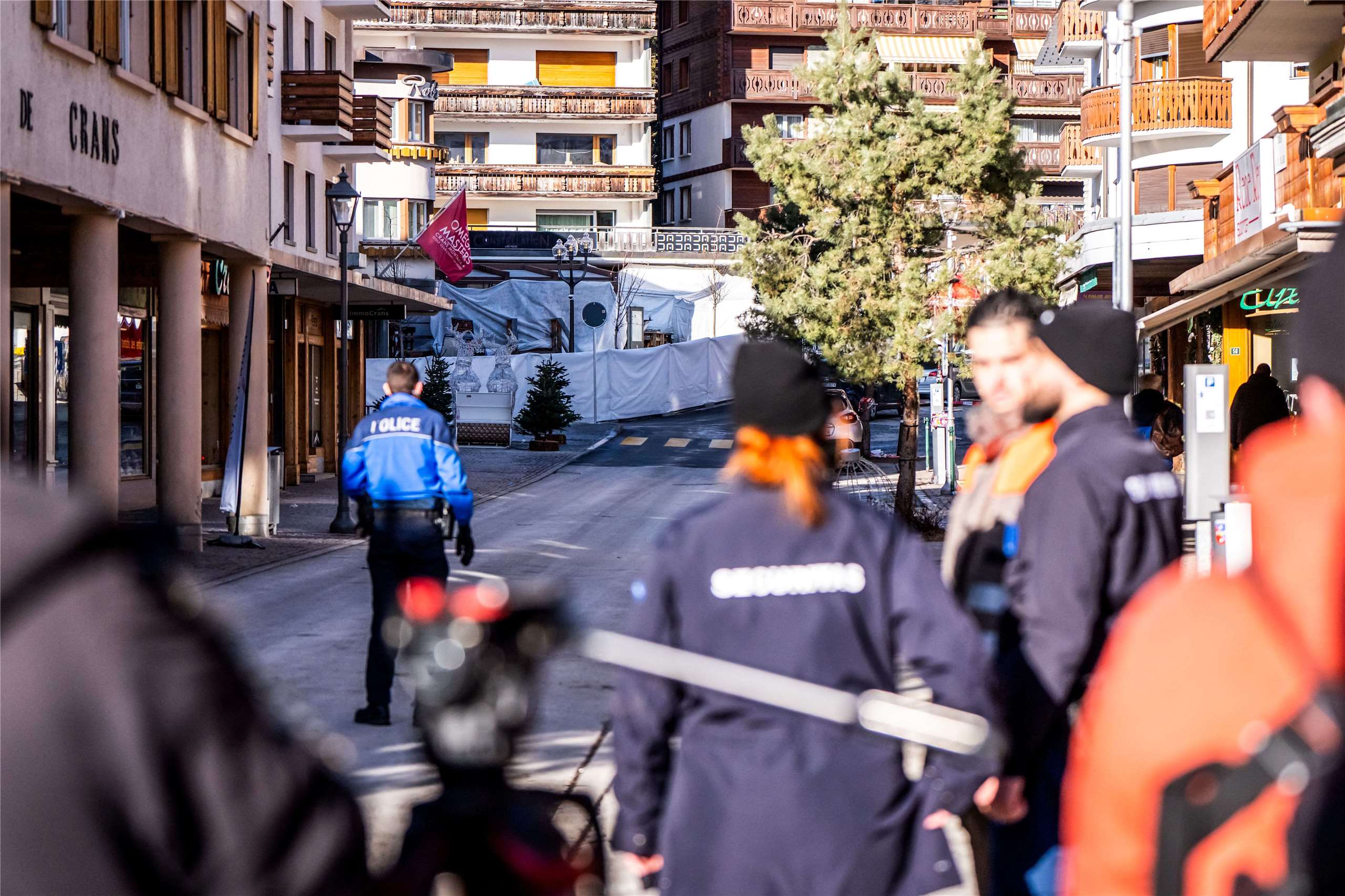 瑞士阿爾卑斯山滑雪勝地克蘭蒙丹納（Crans Montana）一間酒吧1日凌晨發生火災，造成慘重傷亡，警方獲報後封鎖現場。
