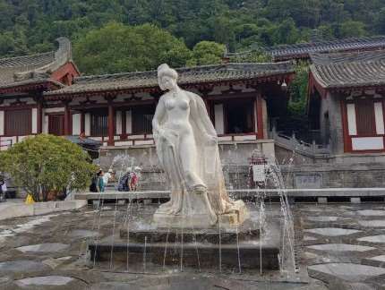 陝西臨潼華清池的《楊貴妃出浴》雕塑。(翻攝微博)