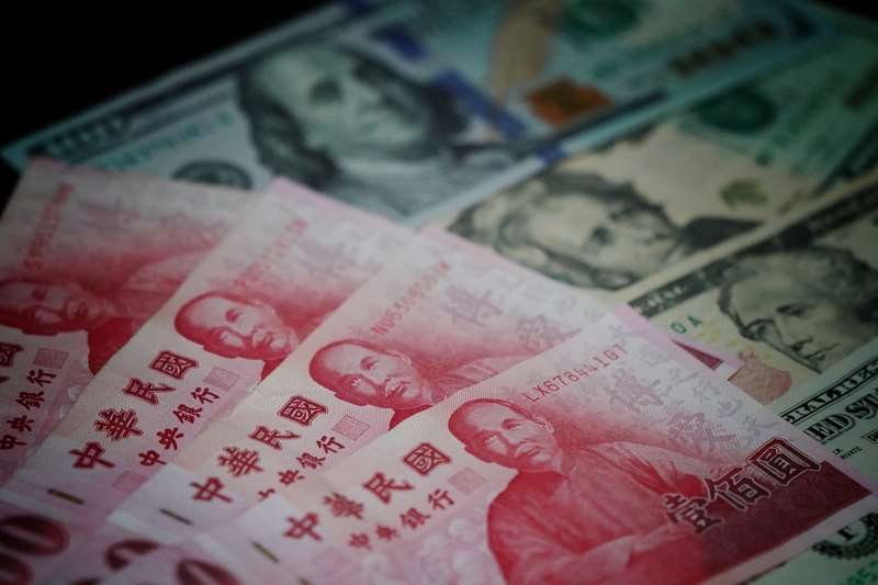 截至2025年11月底國銀外幣存款餘額達新台幣15兆2565億元，創下歷史新高。(圖：中央社)