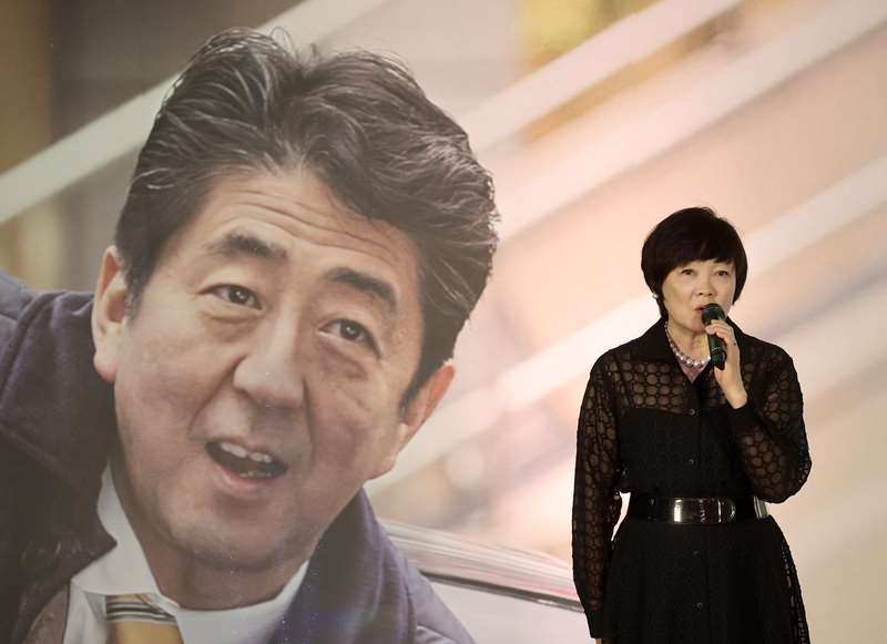 刺殺日本前首相安倍晉三兇嫌判決宣判，安倍晉三夫人安倍昭惠發出聲明表示，漫長日子終於告一段落。圖為安倍昭惠2023年7月來台參加台灣安倍晉三之友會19日舉行「安倍昭惠歡迎晚宴、音樂會」致詞。
