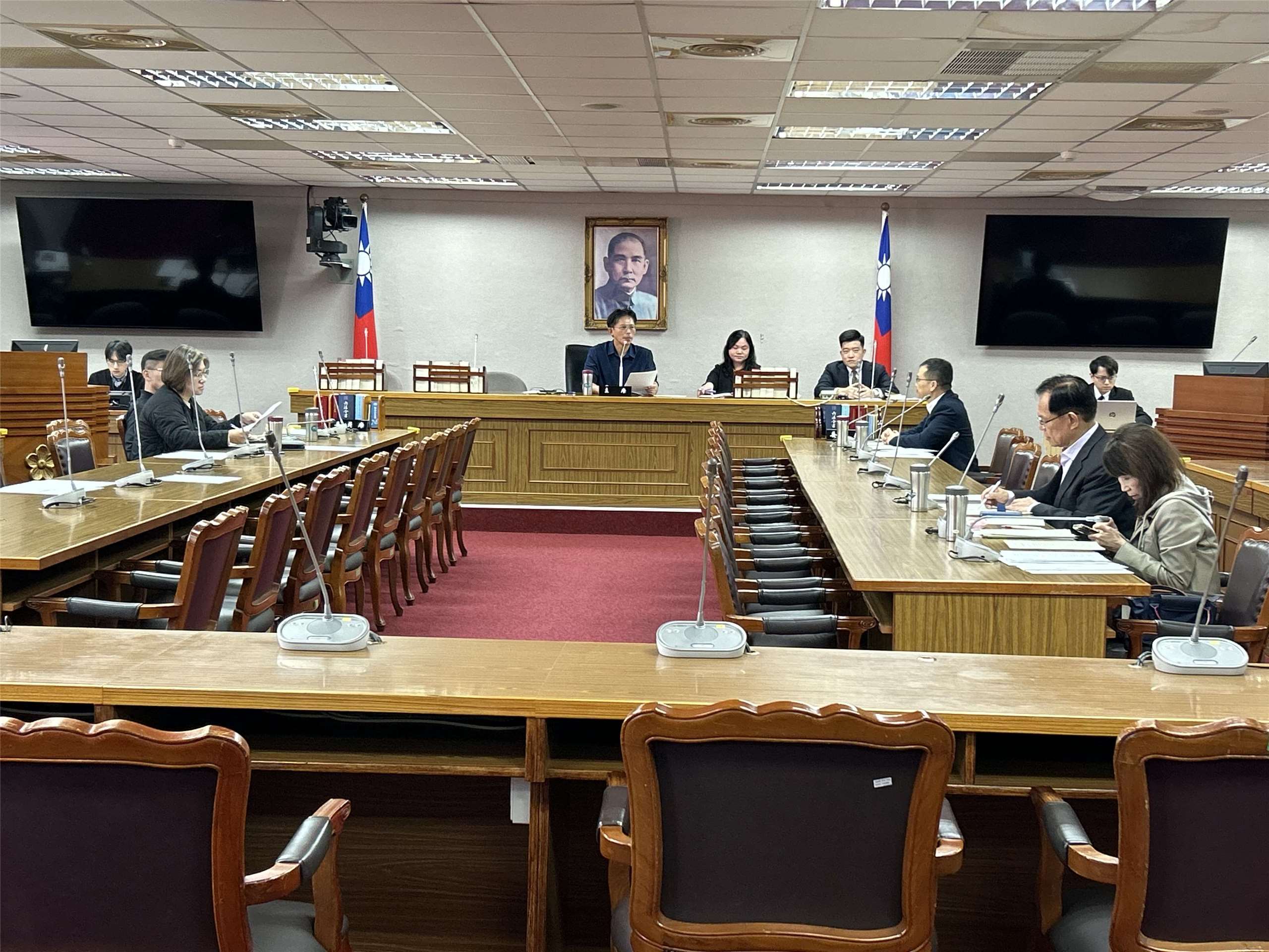 藍、白黨團日前在立法院會各自提案，要求賴清德總統赴立法院針對國家安全、軍購等事項進行國情報告，並接受立委諮詢，該案遭逕付二讀。民眾黨團今天(15日)召集協商，朝野協商沒有共識，會議主席、民眾黨團總召黃國昌裁示，接下來依照立法院職權行使法相關規定處理。(趙婉淳 攝)