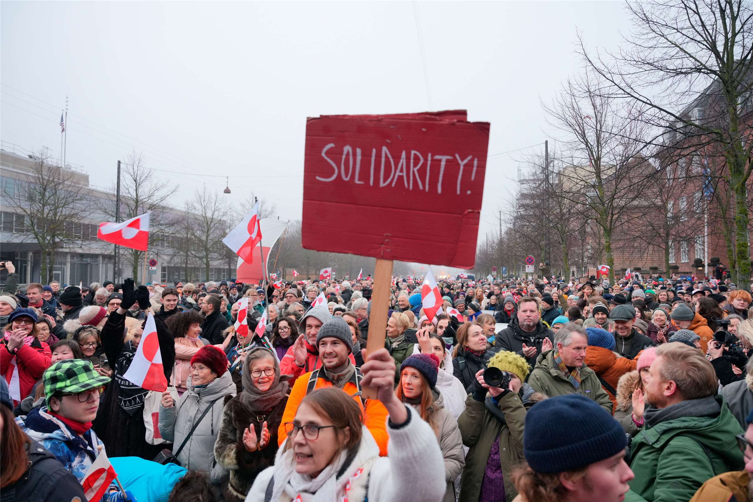 數以千計丹麥民眾走上街頭抗議，要求美國尊重格陵蘭人的自決權。