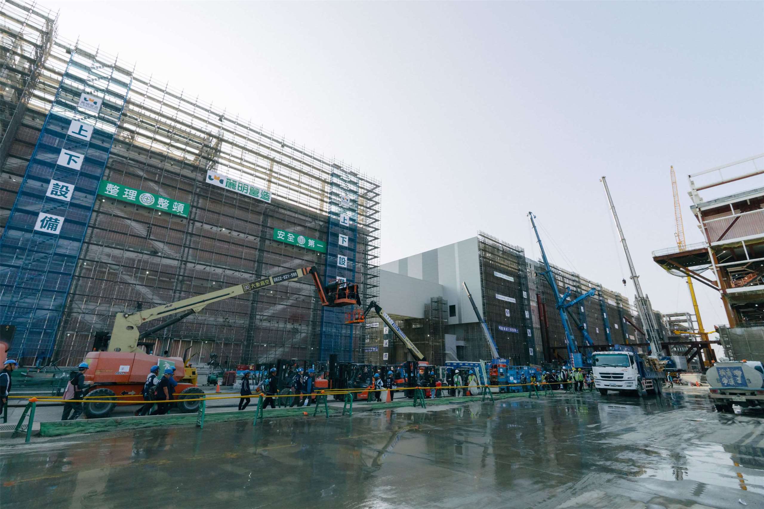 台積電嘉義先進封測七廠有望成為最大的先進封測廠區。台積電指出，第一期廠房已在去年12月開始進機，第二期廠房也依計劃建置中。(台積電提供)