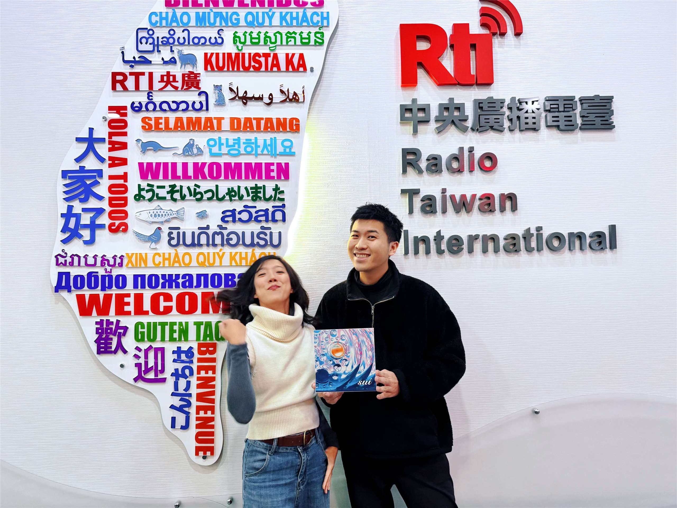 主持人內克與來賓李竺芯（左）