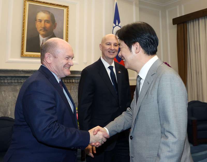 美國聯邦參議院外交委員會「亞太」小組主席芮基茲（Pete Ricketts）（後中）率跨黨派參議員訪問團於去年4月訪問台灣，總統賴清德（右）在總統府接見訪團團員包括該小組民主黨首席議員昆斯（Chris Coons）（左）。 (圖：中央社檔案照)