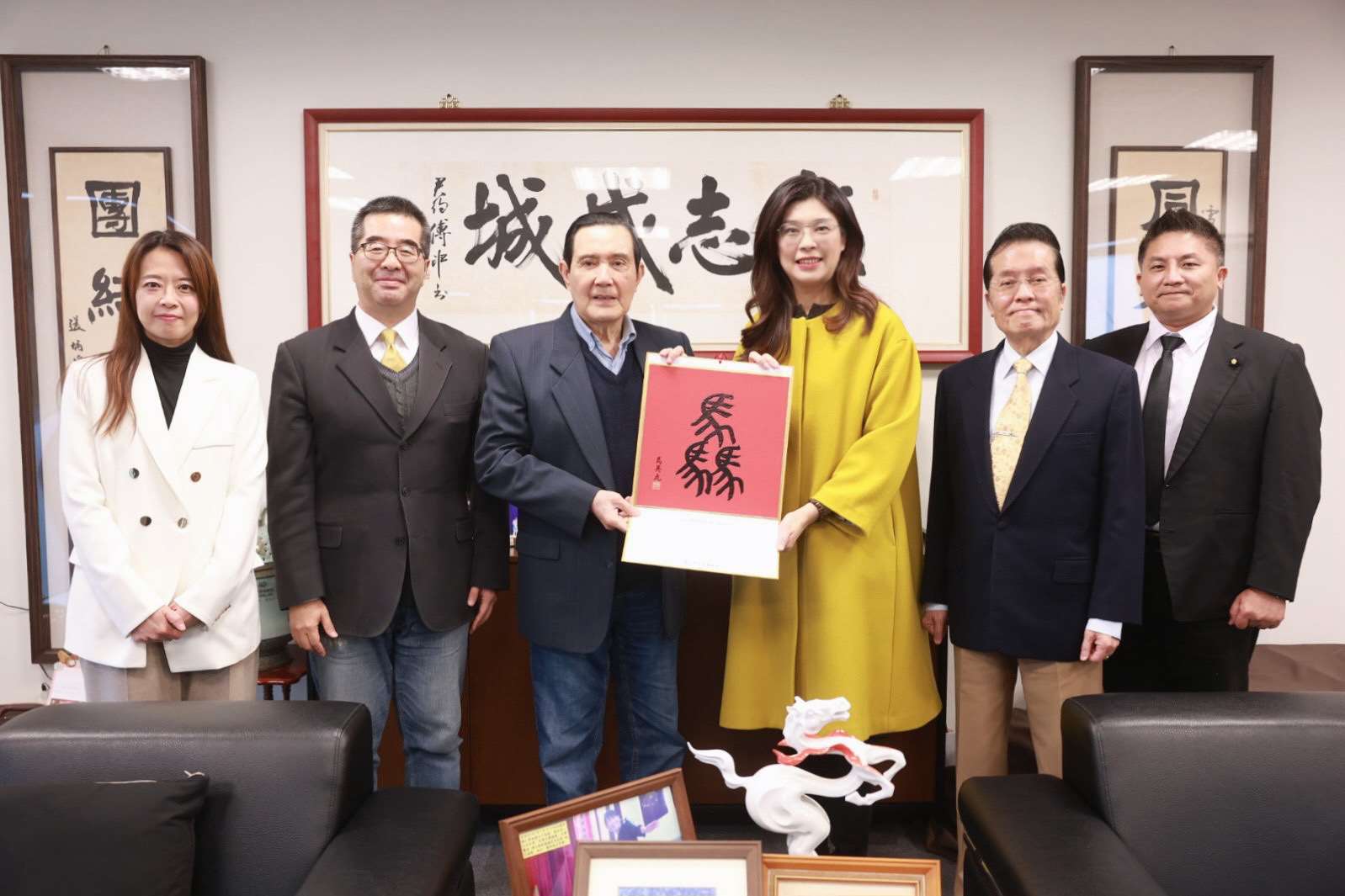 國民黨主席鄭麗文(右3)今天(20日)偕同國民黨副主席張榮恭(右2)、蕭旭岑(左2)及文傳會主委吳宗憲(右1)、國民黨發言人江怡臻(左1)拜會前總統馬英九(左3)，雙方約進行1個小時會晤。(國民黨提供)