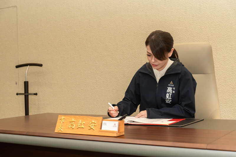 新竹市長高虹安涉立委任內詐領助理費，一審依貪污罪判刑7年4月，二審改依偽造文書罪判刑6月。台灣高等檢察署5日表示，本案確有詐領犯意，原判決認事用法尚有違誤，判決違背法令，下午已上訴。圖為高虹安復職後照片。（新竹市政府提供）