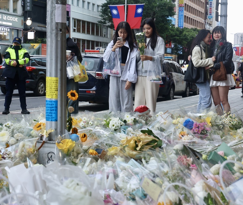 台北市日前發生隨機攻擊事件，民眾獻花哀悼。資料照。
