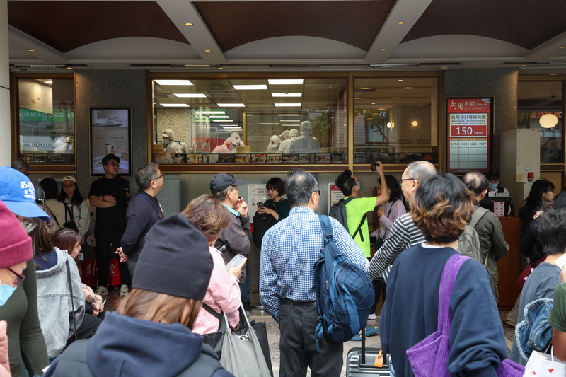 圖為台北市永康街商圈餐廳排隊人龍。資料照。
