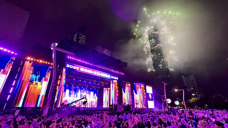「台北最High新年城–2026跨年晚會」12月31日晚間在北市府前廣場展開，陪伴民眾一同邁向新年第一天。倒數結束後，與會眾人一同於1日凌晨零時見證台北101的璀璨煙火秀，也正式跨入2026年。