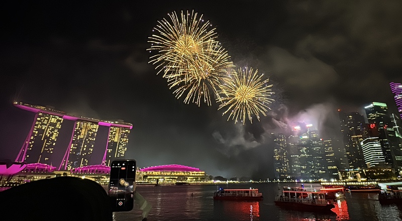 迎接2026年，新加坡跨年夜這天，現場倒數計時結束，知名景區濱海灣上空綻放出大型煙火秀，點亮夜空。
