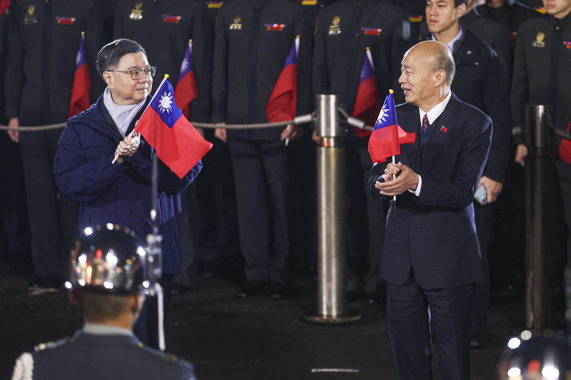 「115年元旦總統府升旗典禮」1日凌晨在總統府前盛大舉行，行政院長卓榮泰（左）與立法院長韓國瑜（右）一同出席，兩人手握國旗參加典禮。
