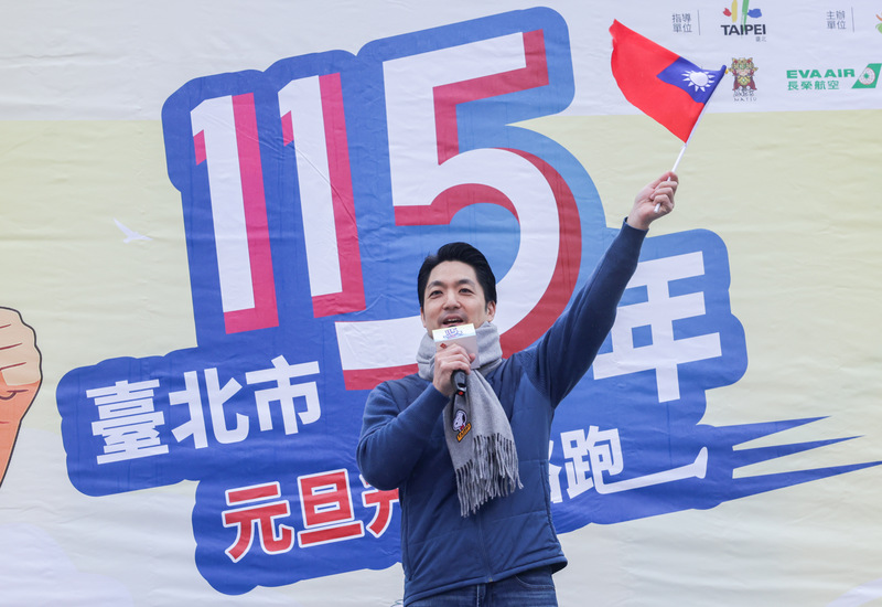 台北市政府1日上午在北市府前廣場舉辦「115年元旦升旗路跑」，台北市長蔣萬安（圖）出席與會，揮舞國旗向現場參觀升旗典禮的民眾打招呼。
