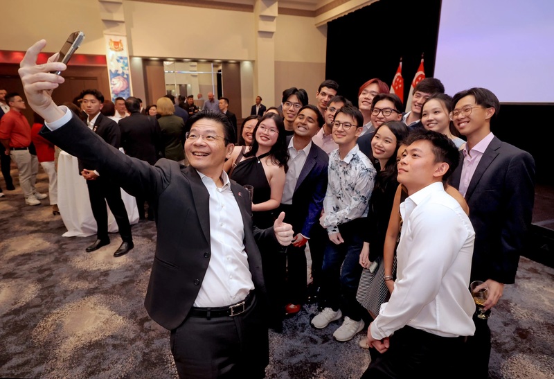 邁入2026年，新加坡總理黃循財表示，新加坡的穩定是吸引更多企業深耕因素。圖為黃循財（持手機自拍者）2025年10月出席活動與民眾互動。
（新加坡數位發展及新聞部MDDI提供）
