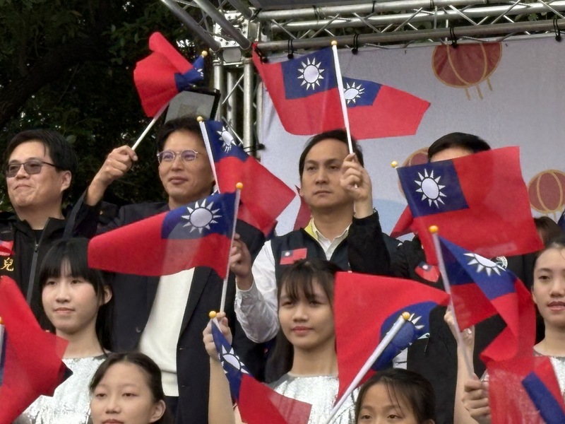 新北市政府1日上午在板橋435藝文特區辦元旦升旗暨健走活動，台灣民眾黨主席黃國昌（後左2）出席。