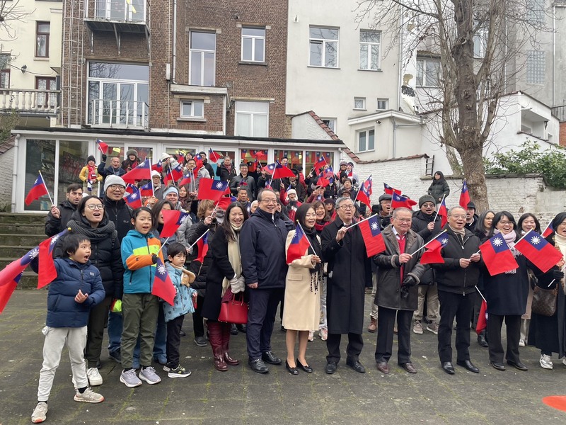 旅比僑團及僑界1日在旅比華僑中山學校舉辦元旦升旗典禮，駐歐盟兼駐比利時代表謝志偉（前排右5）致詞感謝僑胞在國際為台灣發聲。（駐歐盟兼駐比利時代表處提供）