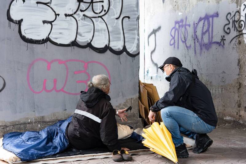 因應強烈大陸冷氣團，可能攝氏10度以下低溫，台北市政府社會局2日說，已啟動避寒服務，將加強訪
視、宣導可入住臨時避寒所，確保列冊約400名街友基本生活安全。（社會局提供）
