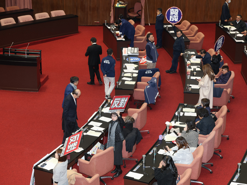 立法院會2日通過台灣民眾黨立法院黨團113年10月提案，對行政院長卓榮泰有未依法編列預算等4大缺
失，提出譴責。雖然民進黨立委反對，仍不敵藍白人數優勢，最終表決通過。資料照片

