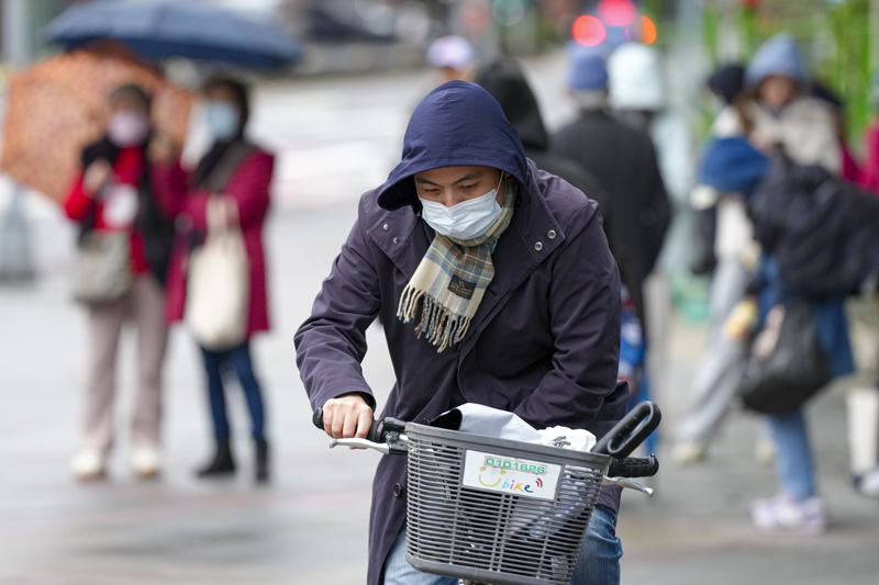 TD
大陸冷氣團發威　多縣市低溫特報（1）
強烈大陸冷氣團來襲，大台北地區2日列入低溫特報
範圍，為橙色燈號低溫區域，低溫恐下探攝氏10度以
下。台北市有單車騎士穿起厚外套、戴上圍巾保暖。
中央社記者鄭清元攝　115年1月2日
