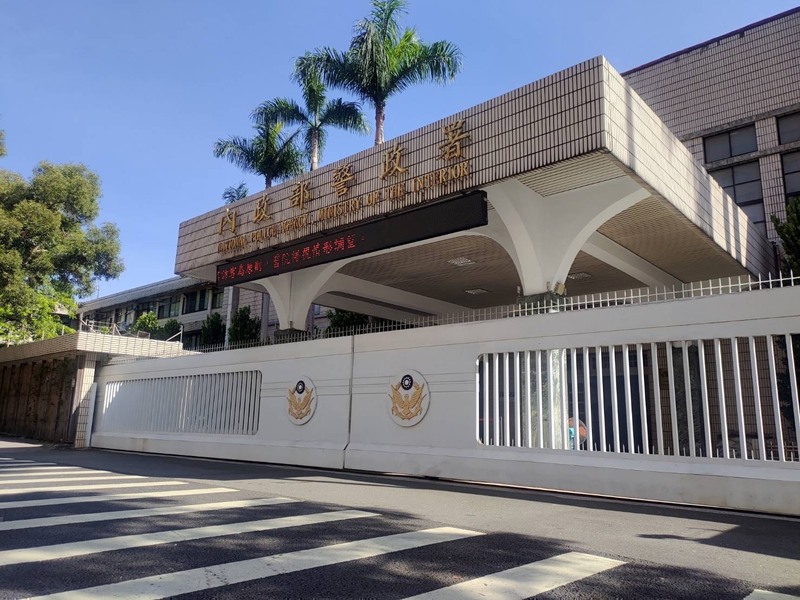 警政署表示，中國媒體近日以頭條公布立委沈伯洋相片等影像，並向外界徵求線索。警方會全面強化沈伯洋維安，並依法嚴辦在地協力者。圖為警政署大門。（警方提供/中央社）
