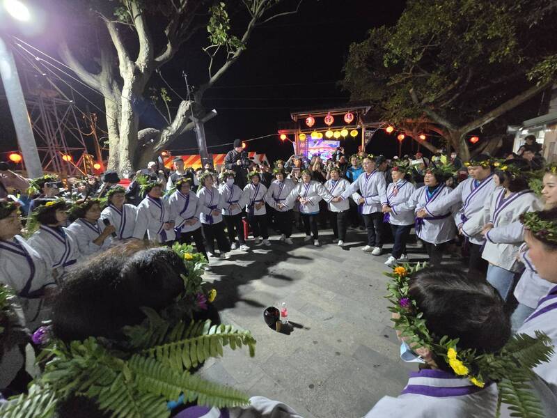 屏東縣高樹鄉加蚋埔夜祭3日晚間登場，遵循古禮崇敬祖靈，進行包括趒戲等禮儀，展現馬卡道族人對自然環境的崇敬及感恩，感謝「阿姆祖」對族人庇佑。