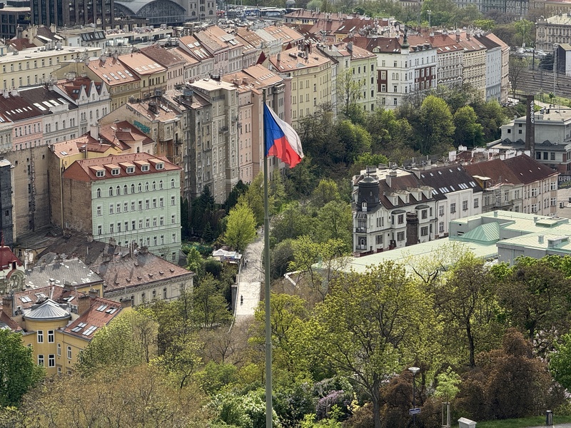 豎立於布拉格茲科夫的捷克國旗。