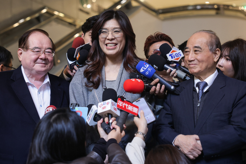 國民黨主席鄭麗文(中)5日表示，希望任何區域的矛盾衝突都能透過和平方式化解，且以合乎國際法的方式處理。